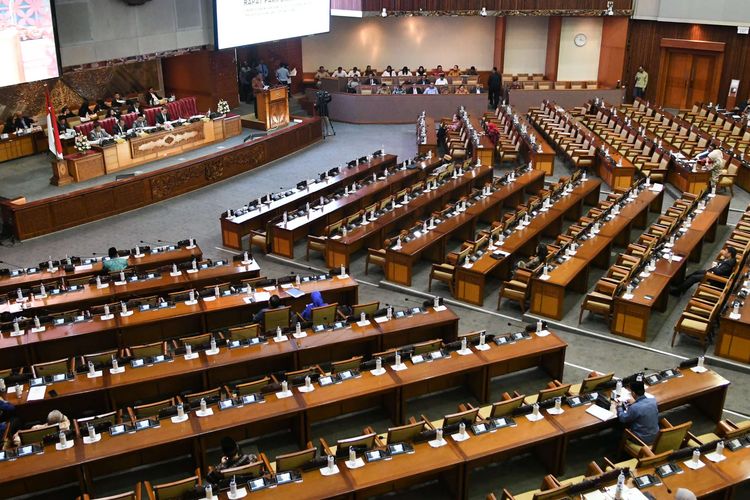 Politik Indonesia 2025: Dinamika Koalisi, Peran Media Sosial, dan Tantangan Demokrasi