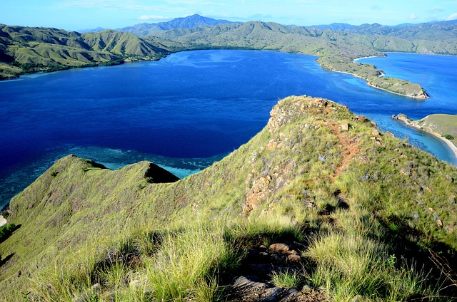 Wisata Nusantara 2025: Destinasi Tersembunyi, Tren Digital Nomad, dan Pariwisata Berkelanjutan